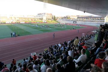 Aficionados en las gradas del campo principal de La Ciudad del Fútbol en la sesión vespertina