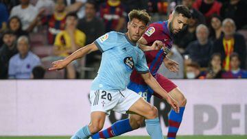 Kevin protege el bal&oacute;n ante Jordi Alba durante el partido disputado contra el Bar&ccedil;a en el Camp Nou.