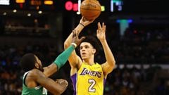 Lonzo Ball lanza a canasta ante Kyrie Irving en el primer Celtics-Lakers de su carrera.