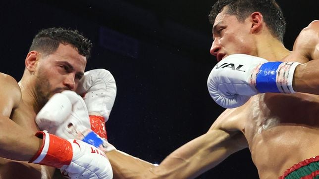 Rafael ‘El Divino’ Espinoza le arrebata el campeonato de peso pluma de la OMB a Robeisy Ramírez
