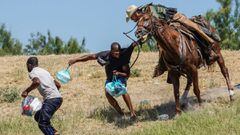 Un agente de la Patrulla Fronteriza de los Estados Unidos a caballo intenta evitar que un inmigrante haitiano ingrese a un campamento a orillas del R&iacute;o Grande cerca del Puente Internacional Acu&ntilde;a del R&iacute;o en Del R&iacute;o, Texas, el 19 de septiembre de 2021. 