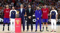 Jorge Garbajosa con los campeones del mundo del Real Madrid y el Barcelona