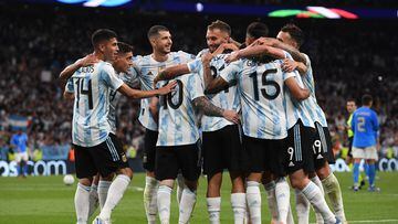 London (United Kingdom), 01/06/2022.- Paulo Dybala (C-R, front) of Argentina celebrates with teammates after scoring the 0-3 goal during the Finalissima Conmebol - UEFA Cup of Champions soccer match between Italy and Argentina at Wembley in London, Britain, 01 June 2022. (Italia, Reino Unido, Londres) EFE/EPA/ANDY RAIN
