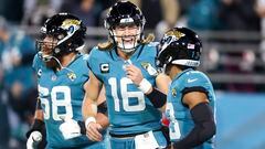 JACKSONVILLE, FLORIDA - JANUARY 07: Trevor Lawrence #16 of the Jacksonville Jaguars celebrates with Christian Kirk #13 of the Jacksonville Jaguars after Kirk's receiving touchdown during the second quarter against the Tennessee Titans at TIAA Bank Field on January 07, 2023 in Jacksonville, Florida.   Mike Carlson/Getty Images/AFP (Photo by Mike Carlson / GETTY IMAGES NORTH AMERICA / Getty Images via AFP)