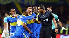 Los jugadores de Boca protestan al árbitro Fernando Rapallini.
