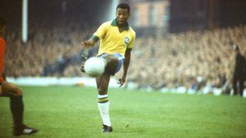 Considerado por muchos como el mejor del mundo, Pelé no sólo quedó en la historia por su goles. 29 títulos ganó entre Santos, Brasil y Cosmos.