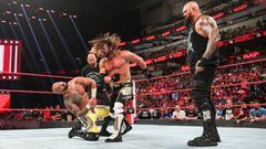 AJ Styles golpea a Ricochet durante Raw.