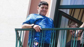 El exfutbolista argentino Diego Maradona, a su llegada a N&aacute;poles.