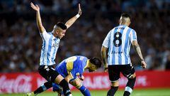 AVELLANEDA, ARGENTINA - AUGUST 14: Carlos Alcaraz of Racing Club fights for the ball with fights for the ball with Oscar Romero of Boca Juniors during a Liga Profesional 2022 match between Racing Club and Boca Juniors at Presidente Peron Stadium on August 14, 2022 in Avellaneda, Argentina. (Photo by Marcelo Endelli/Getty Images)