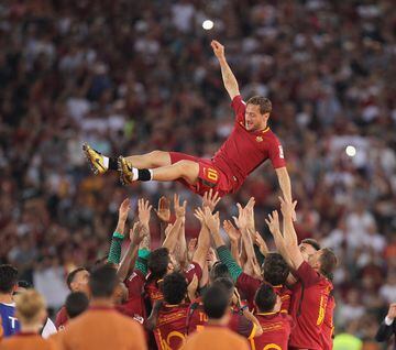 El romano Francesco Totti fue uno de los mejores jugadores de su década pero siempre anduvo lejos de conseguir el máximo trofeo europeo, ya que el Roma no alcanzó el nivel necesario como para pelear con los más grandes de Europa. El no ganar el trofeo no le impidió hacer historia en la competición, siendo el jugador más veterano en marcar en la Champions League (38 años y 59 días en un 1-1 entre Roma y CSKA de Moscú). 