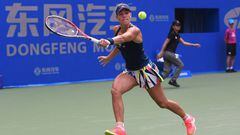 Angelique Kerber devuelve una bola durante su partido ante Kristina Mladenovic en el torneo de Wuhan.
