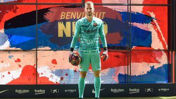 Barcelona&#039;s new Brazilian goalkeeper Neto poses during his official presentation by the Spanish football club at the Camp Nou stadium in Barcelona on July 9, 2019. (Photo by Josep LAGO / AFP)