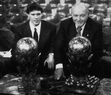 Alfredo di Stéfano posa con Van Basten en 1989.
Ganador del Balón de Oro, con el cual fue galardonado en tres ocasiones, siendo el futbolista que más veces lo ha obtenido en la historia junto a Johan Cruyff y Michel Platini. 