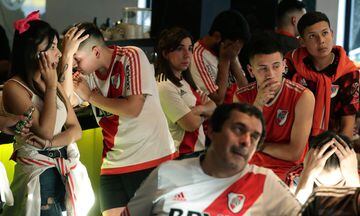 Argentina's River Plate team supporters react after their team lost 2-1 the Copa Libertadores football final against Brazil's Flamengo at a bar in Buenos Aires, on November 23, 2019.