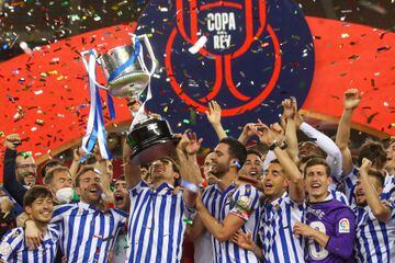 TOPSHOT - A handout picture released by the Spanish Football Federation (RFEF) shows Real Sociedad's players celebrating with the trophy after winning the 2020 Spanish Copa del Rey (King's Cup) final football match between Athletic Bilbao and Real Sociedad at La Cartuja stadium in Sevilla on April 3, 2021. (Photo by Handout / RFEF / AFP) / RESTRICTED TO EDITORIAL USE - MANDATORY CREDIT "AFP PHOTO / RFEF" - NO MARKETING - NO ADVERTISING CAMPAIGNS - DISTRIBUTED AS A SERVICE TO CLIENTS