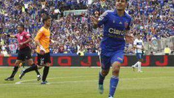 Patricio Rubio festeja su segundo gol y el tercero de la U ante la UC.