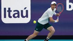 El tenista británico Andy Murray (GBR) devuelve una bola durante su partido ante Dusan Lajovic en el Miami Open, el Masters 1.000 de Miami.