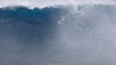 Surf en una ola gigante en Jaws durante el 28 de diciembre del 2023.