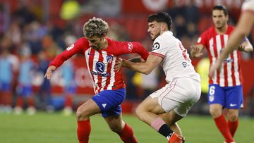 Isaac Romero persigue a Griezmann en el reciente Sevilla-Atlético.