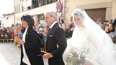 La novia, Ana Sainz, llega con su padre Carlos Sainz a la iglesia antes de darse el "sí quiero" con Rodrigo Fontcuberta.
