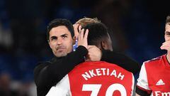 LONDON, ENGLAND - APRIL 20: Arsenal manager Mikel Arteta celebrates with Eddie Nketiah after the Premier League match between Chelsea and Arsenal at Stamford Bridge on April 20, 2022 in London, England. (Photo by Stuart MacFarlane/Arsenal FC via Getty Images)