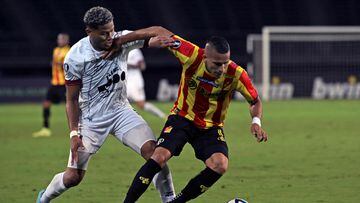 Monagas' Panamanian defender Ivan Anderson (L) and Deportivo Pereira's midfielder Johan Bocanegra (R) vie for the ball during the Copa Libertadores group stage first leg football match between Colombia's Deportivo Pereira and Venezuela's Monagas, at the Hernan Ramirez Villegas stadium in Pereira, Colombia, on May 4, 2023. (Photo by JOAQUIN SARMIENTO / AFP)