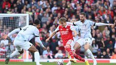 London (United Kingdom), 09/10/2022.- Arsenal's Martin Odegaard (C) in action against Liverpool's Jordan Henderson (R) and Virgil van Dijk (L) during the English Premier League soccer match between Arsenal FC and Liverpool FC in London, Britain, 09 October 2022. (Jordania, Reino Unido, Londres) EFE/EPA/ANDY RAIN EDITORIAL USE ONLY. No use with unauthorized audio, video, data, fixture lists, club/league logos or 'live' services. Online in-match use limited to 120 images, no video emulation. No use in betting, games or single club/league/player publications
