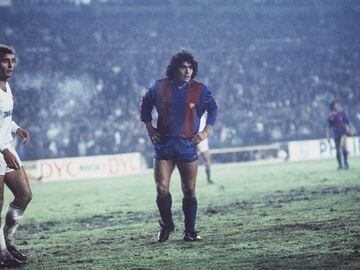 El jugador argentino se marchó de Barcelona para poner rumbo a Italia en 1984. A partir de ese año vestiría los colores del Nápoles. 