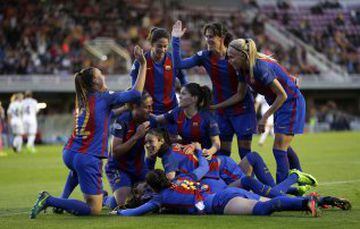 Las jugadoras del FC Barcelona celebran el gol marcado por Jennifer Hermoso ante el FC Rosengard, durante el partido de vuelta de cuartos de final de Liga de Campeones femenina que ambos equipos disputan esta tarde en el Mini Estadi de Barcelona.