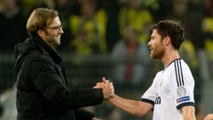 Jürgen Klopp y Xabi Alonso se saluda en un partido entre el Borussia Dortmund y el Real Madrid.
