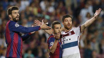 Piqu&eacute;, Jordi Alba y Xabi Alonso, durante la &uacute;ltima eliminatoria Barcelona-Bayern.  