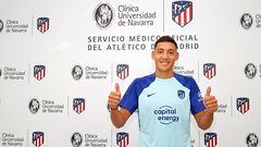 Nahuel posa, tras pasar el reconocimiento médico con el Atlético.