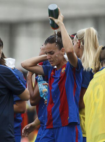 Las jugadoras del Barcelona hidratándose en uno de los descansos de la semifinal de la Copa de la Reina