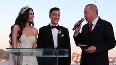 Mesut Özil da la bienvenida a su primera hija en plena crisis de coronavirus