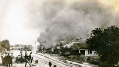 Las propiedades da&ntilde;adas se queman durante la masacre de Tulsa en junio de 1921. 