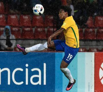 Brazil's Willian controls the ball during the Russia 2018 FIFA World Cup qualifier football match against Venezuela, in Merida, Venezuela, on October 11, 2016.