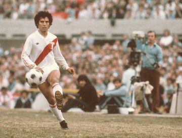 César Cueto, emblemático futbolista de Perú, usando una camiseta nacional confeccionada por Adidas.