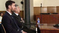 Lionel Messi y su padre, Jorge Horacio Messi (d), en la sala de la Audiencia de Barcelona.
