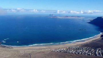 La playa de Famara (Teguise, Lanzarote, Las Palmas, Espa&ntilde;a), vista desde el aire. 