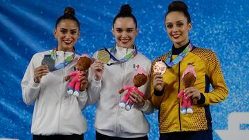 AMDEP6242. SAN SALVADOR (EL SALVADOR), 03/07/2023.- Ledia Juárez (c) de México, medalla de oro, Marina Malpica (i) de México, medalla de plata, y Lina Dussan, medalla de bronce, posan en el podio de mazas en la gimnasia rítmica durante los Juegos Centroamericanos y del Caribe en San Salvador (El Salvador). EFE/ Rodrigo Sura
