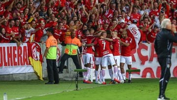 PORTO ALEGRE, BRAZIL - APRIL 9: Paolo Guerrero of Internacional celebrates with teammates after scoring the second goal of his team during the match between Internacional v Palestino as part of Copa CONMEBOL Libertadores 2019, at Beira-Rio Stadium on April 9, 2019, in Porto Alegre, Brazil. (Photo by Lucas Uebel/Getty Images)