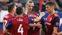 El delantero del LA Galaxy, Zlatan Ibrahimovic, tuvo un altercado dentro y fuera de la cancha con el defensor del Real Salt Lake, Nedum Onuoha.