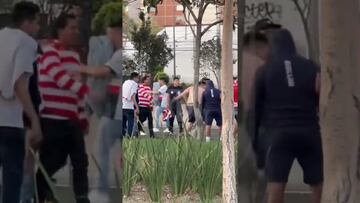 Vídeo: Afición de Chivas golpea brutalmente a fan de Cruz Azul