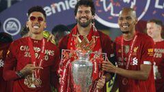 (L-R) Liverpool&#039;s Brazilian midfielder Roberto Firmino Liverpool&#039;s Brazilian goalkeeper Alisson Becker and Liverpool&#039;s Brazilian midfielder Fabinho pose with the Premier League trophy during the presentation following the English Premier Le