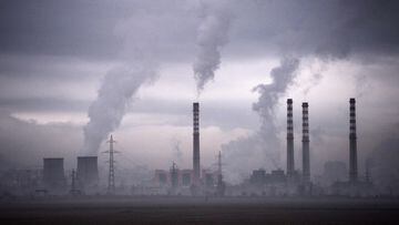 (ARCHIVOS) En esta foto de archivo tomada el 14 de febrero de 2013, sale humo de las chimeneas de una central t&eacute;rmica en Sof&iacute;a. 