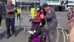 Otra de Bielsa: bajó de su auto para festejar con una hincha discapacitada del Leeds