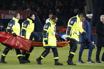 Neymar se fue en camilla con el tobillo lesionado a falta de un cuarto de hora pra el final del partido.
