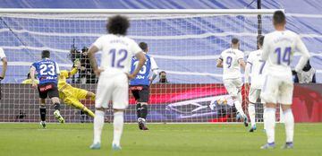 3-0. Karim Benzema marca de penalti el tercer gol.