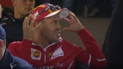 Vettel llev&aacute;ndose las manos a la cabeza en la reuni&oacute;n de pilotos de M&eacute;xico escuchando a Hamilton.