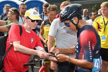 El corredor del Ineos se mostró feliz y compartió con la gente en el inicio de la etapa 1 del Tour de Dinamarca